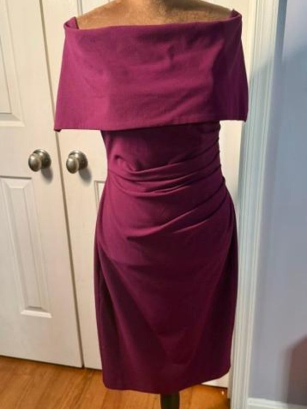 VINCE CAMUTO Size 4 Plum Off Shoulder Ruched Sheath Cocktail Dress